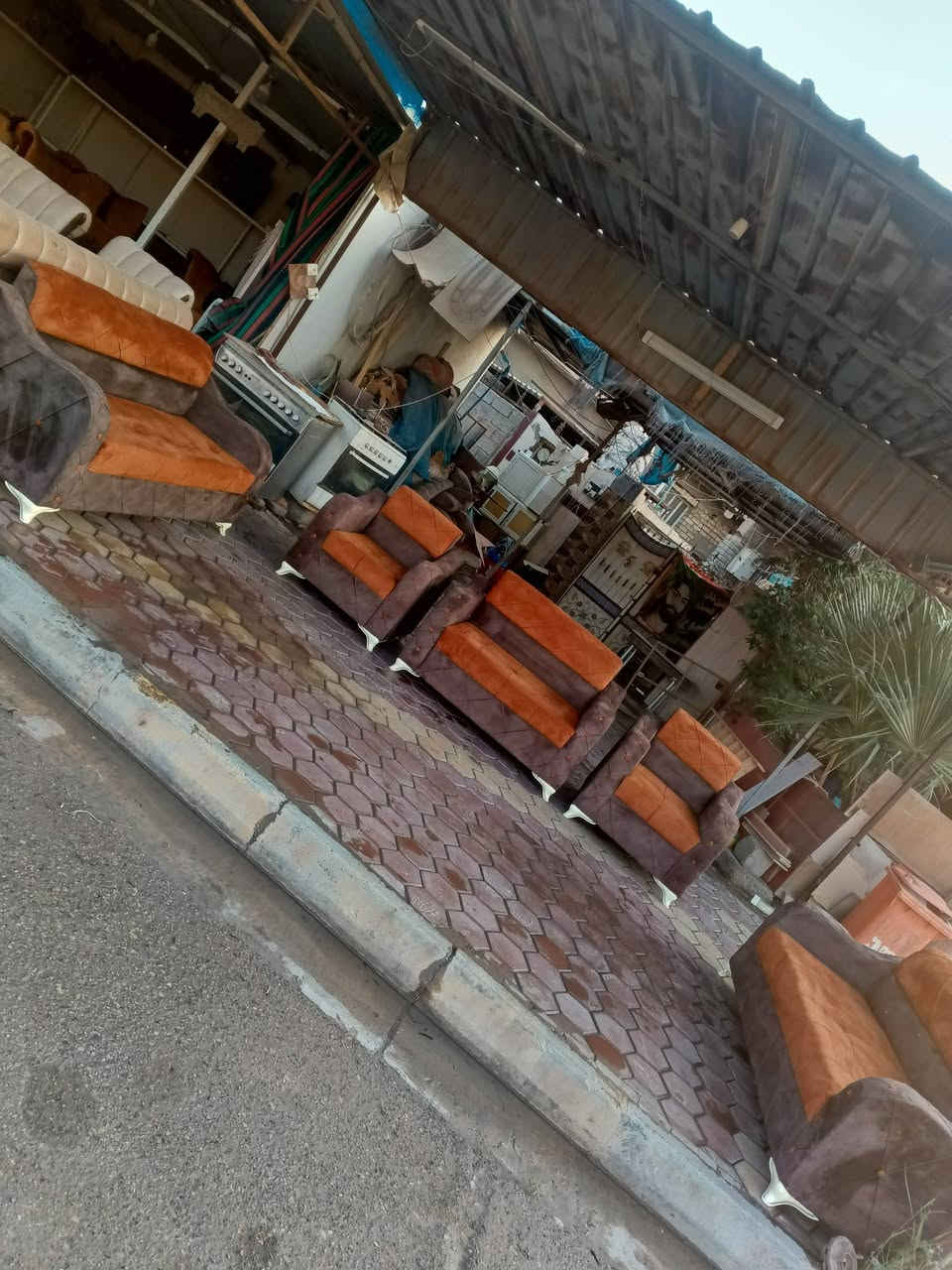 تخم عشر مقاعد مستعمل نضيف السعر 300 ألف العنوان العزيزيه منطقة باب الحاره للمراسلة *********** يوجد واتساب وماسنجر وتوصيل بل الاجره
