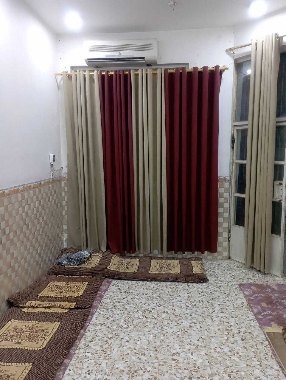 دار للبيع حي السعيدي خلف حسينية السعيدي مساحة البناء 100متر الكلي 130خدمات كامله شوراع الصب والمجاري اتصال ***********
