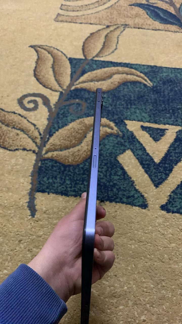 الميزة  المواصفات
الشاشة IPS LCD بحجم 11 بوصة، دقة 1200 × 1920 بكسل، معدل تحديث 90 هرتز.
المعالج MediaTek Helio G99 ثماني النواة، بتقنية تصنيع 6 نانومتر، وبسرعة قصوى تبلغ 2.2 جيجاهرتز.
ذاكرة الوصول العشوائي (RAM) يتوفر بخيارات مثل 4 جيجابايت أو 8 جيجابايت، مع توفر نماذج تصل إلى 16 جيجابايت (افتراضية + فعلية).
سعة التخزين يتوفر بخيارات 128 جيجابايت أو 256 جيجابايت، مع دعم بطاقة microSDXC للتوسعة.
الكاميرا الخلفية 13 ميجابكسل مع فلاش LED.
الكاميرا الأمامية 8 ميجابكسل.
البطارية 8000 مللي أمبير، تدعم الشحن السريع السلكي بقوة 18 واط.
نظام التشغيل Android 14.
الصوت مكبرات صوت رباعية (ستيريو)، مع منفذ سماعات رأس مقاس 3.5 ملم.
الاتصال يدعم شريحة SIM واحدة (Nano-SIM)، شبكات 4G LTE، Wi-Fi 5 (Dual-band)، وبلوتوث 5.2، ومنفذ USB Type-C.
التصميم الأبعاد 257.1 × 168.7 × 7.6 ملم
الجهاز مستعمل ثلاث اشهر كامل الملحقات
السعر 215 و بي مجال
مكاني موصل حي صدام 
للتواصل خاص او على رقم الهاتف ***********
