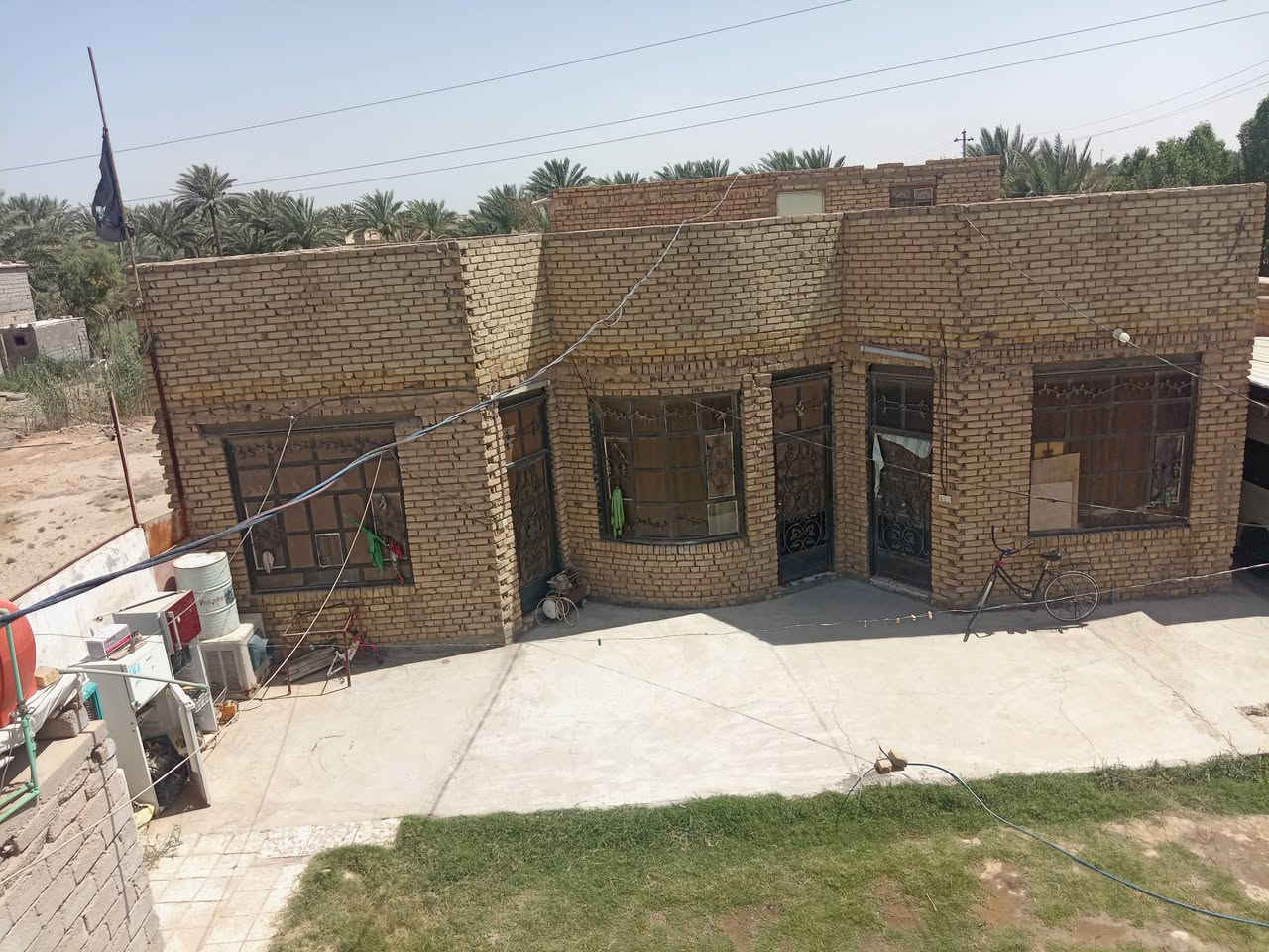 السلام عليكم ارض زراعي بالجربوعيه قرب مول الحميري على طريق ياحسين والشارع العام مباشر ركن الري (2) دونم تقريب وجه الشارع صافي ( 70) متر عدا محرم الري تباع نص او كله او بيت واحد 

تحتوي الارض على داران ومحلات أسواق كبيره بناء حديث تحتوي مساحه الدار 200 بناء واستقبال 15متر
الثاني 150 بناء واستقبال خارجي 9 متر فقط اتصال على
***********
