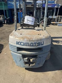 رافعه كوماتسو للبيع محرك شغال فقط متروكه للتواصل 07716551839