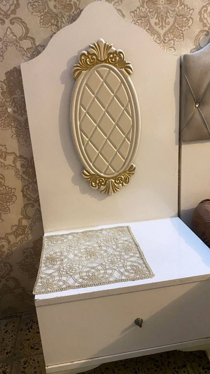 السلام عليكم غرفة تركية للبيع نضيفة وحلوة اضرارهة كلش بسيطة يدات مال بيبان وجرارات  وهاي المراية بيهة كسر موضحة بصورة رايدهة ب650 وبيهة مجال للاستفسار *********** موجود عل نت
