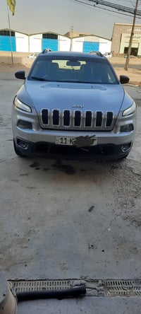 من رخصة الادمن للبيع سياره جيب شيروكي بزون موديل ٢٠١٧ رقم بغداد جديد  ...