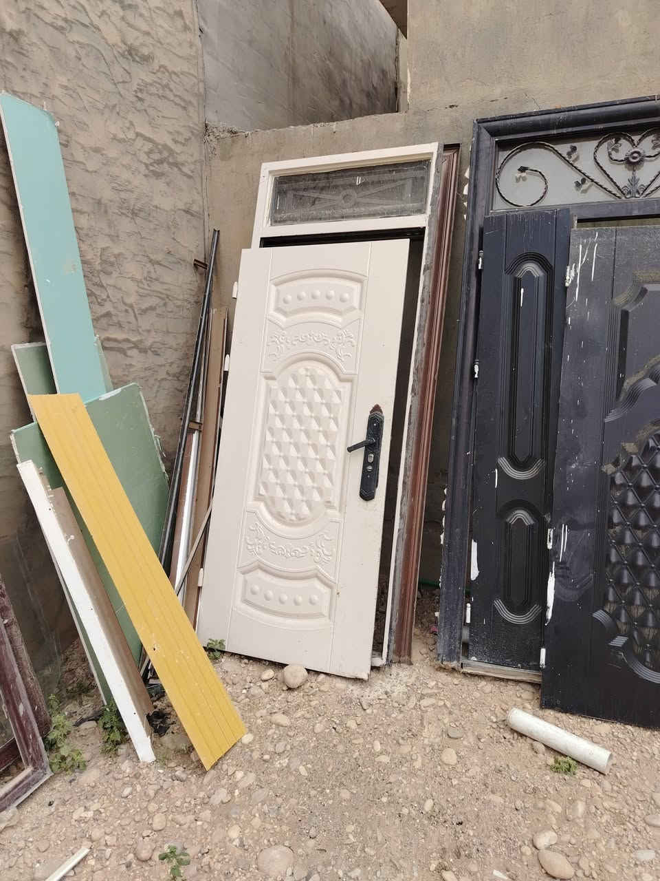 بيبان للبيع العنوان خانقين توله فروش قرب مركز ازادي مقابيل ساحه الخماسي رقم الهاتف ***********

