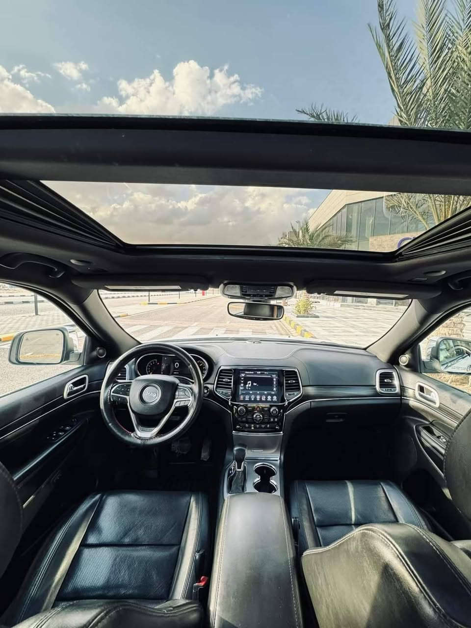 جيب شيروكي  لميتيد 
الموديل : 2020 . (وارد امريكي)
ماشية حالياً 107 
المحرك : V6.  3.6L .
رقم بغداد بأسمي
المواصفات :
* فتحة بانوراما
* شاشه كبيرة 
* المقاعد الامامية كهربائية مع الجلد والتدفئة وتبريد
* نقطة عمياء .
* بانوراما.
* مقود السائق من الجلد  . 
* تدفئة ستيرن . .
* مصابيح امامية زنون . 
* كشافات ضباب بروجكتر زنون . 
* تشغيل عن بعد .
* صندوق كهربائي .
* حساسات خلفية .
* كاميرا خلفية .
* مرايا متحسسه للضوء العالي .  
* بلوتوث تلفون . 
* محدد سرعة . 
* نظام تشغيل واطفاء اوتماتيكي للمحرك للتوفير من صرفالوقود . ( Auto Start System ) .
* 
وبعد بيهة هواي مواصفات. *********** كركوك, العراق
