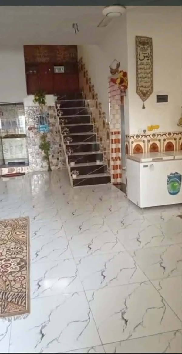 السلام عليكم مكلف بالنشر بيت للبيع المكان حي سكينه المساحه 220 يحتوي على غرفة نوم + مضيف + مطبخ + صاله + صحيات خارجيه وداخليه + حديقه *********** السعر 26 مليون وبي مجال
