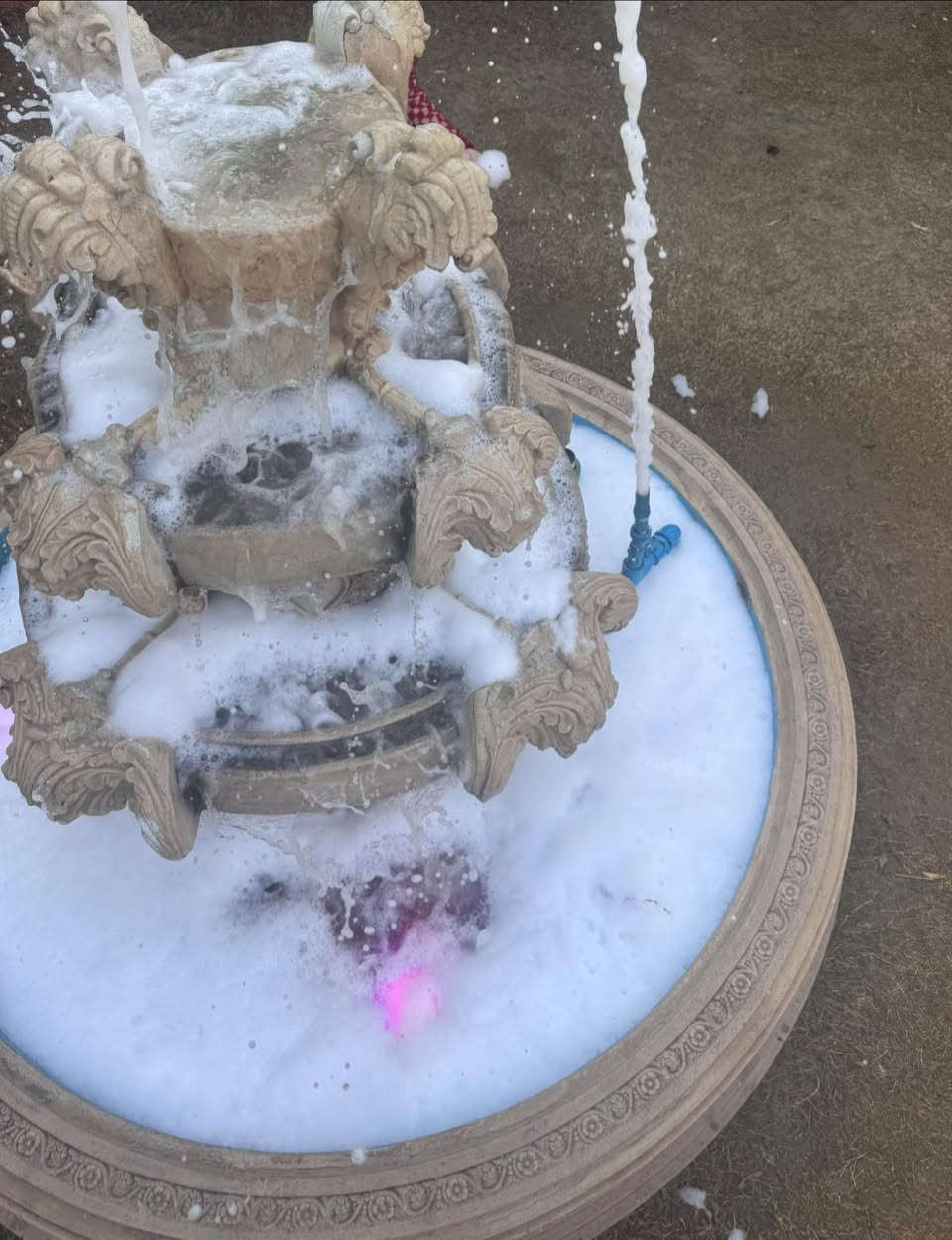 السلام عليكم نافورة للبيع وبسعر مناسب بغداد الجديدة ***********
