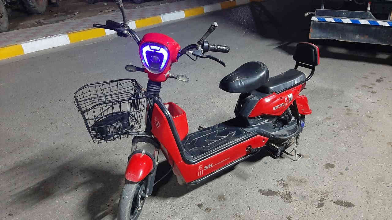 بايسكل شحن للبيع
حجم 14 لون احمر 
3سرع بطاريات جدد عدد البطاريات 4 على الفحص  
شغال من كلشي كامل مكمل سرعه 45 كلشي ماناقصه
السعر 200 وبي مجال  
المكان التأميم القادسية الثانيه 
للإستفسار ***********
