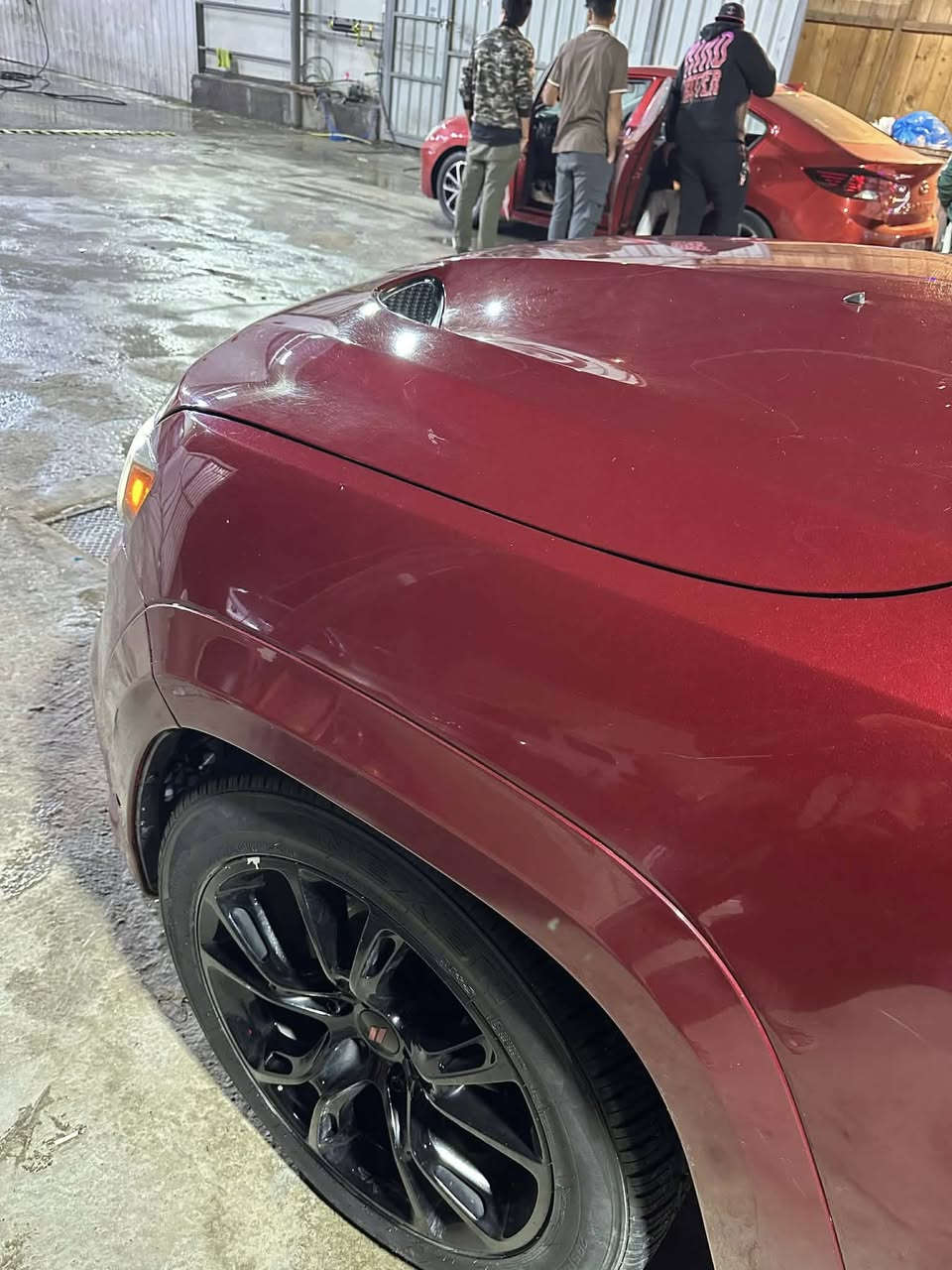 السلام عليكم
جيب SRT اصل 
عليها طابوكه ٥.٧ وباقي التفرعات كلها SRT 
فول مواصفات للأخير فول 
بنوراما 
سقف روز رايز 
رادار امامي 
نقاط عمياء 
كشنات حضن كنتارة
تحكم ستيرن 
شفتات 
فجوج برمبو 
خمس وضعيات قيادة 
وبيها هواي مواصفات بعد 
عليها إضافات مرتبه 
شوته 
وكزوز صوته مرتب 
مكينه كير اكسل كفاله 
السياره بدون صبغ فقط دعامية فقط وبيها بارد بالباب وبارد بالجنطه واثر بالقماره مال تغليف جان عليها تغليف لون اسود انشال وبقه اثر بالقماره 
سيارة رقمها بغداد تحويل مباشر 
مكاني بغداد سعرها 215وبيها مجال ترهم مراوس بشي اقل محتاج فرق 
***********
