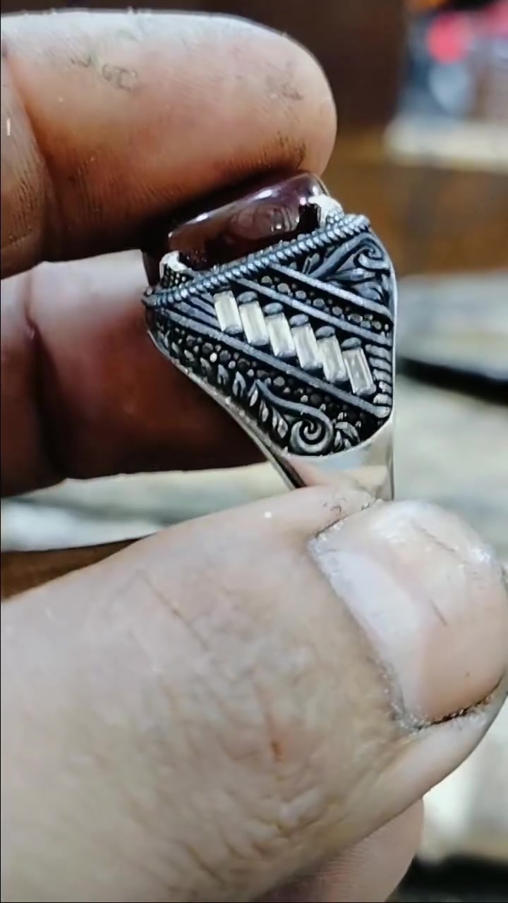 حجر العقيق الكرزي الطبيعي مصاغ علي خاتم فضه عيار 925 تصميم ملكي مميز
بنقوش وزخارف بارزة من الاجناب  👑
:للتواصل:
🔹الأتصال علي:01118688051 /01021924282 📞
من خارج مصر اضافه كود 2+ قبل الرقم
🔹او ارسال رساله عبر رسائل الصفحه
🔹أو ارسال رساله عبر واتساب بصوره أو كود المنتج اللي حابب تستفسر عنه 👈 : 
https://wa.me/message/OZJJW6DNVBLKE1 
العنوان: 
5 شارع محمود دويدار من شارع طلبه في ظهر مسجد الشهيد من شارع التوته  احمد ذكي  المعادي
المواعيد من 2 الي 11 مساء والاجازه الاثنين


**إذا كنت صاحب هذا الإعلان وتريد حذفه لأي سبب، رجاءا أرسل رسالة إلى الدعم الفني**