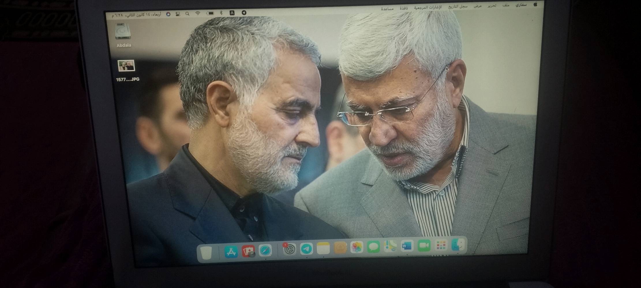 ماك بوك آير للبيع بحالة جيدة. تم تصنيع الجهاز في سنة 2013، ويعمل بشكل سلس ومريح للاستخدام اليومي. الكيبورد نظيف والشاشة واضحة، مع شعار آبل المعروف على الغطاء. الجهاز مثالي للطلاب أو للعمل المكتبي.