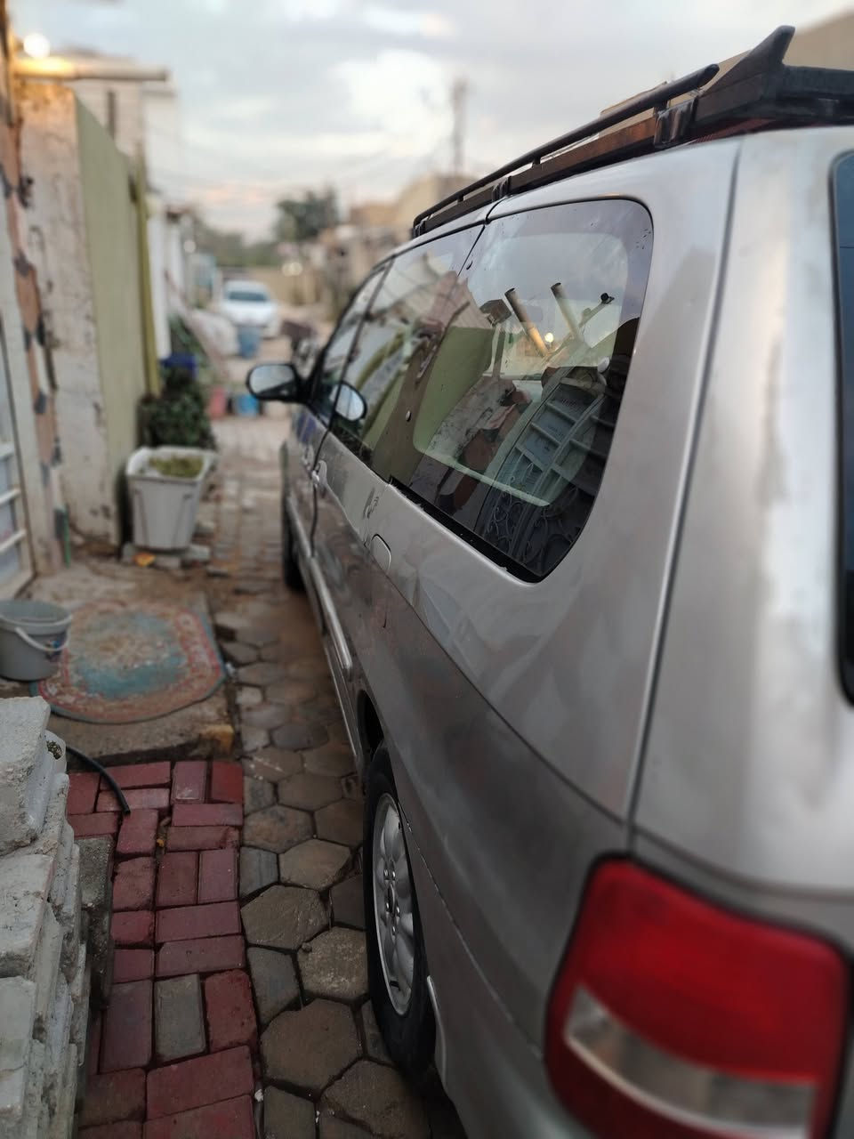 سلام عليكم سياره سيدانه  7راكب مديل 2004رقم بغداد نكليزي مكينه و كير  خير من الله سعر 65 رقم الهاتف  ***********
