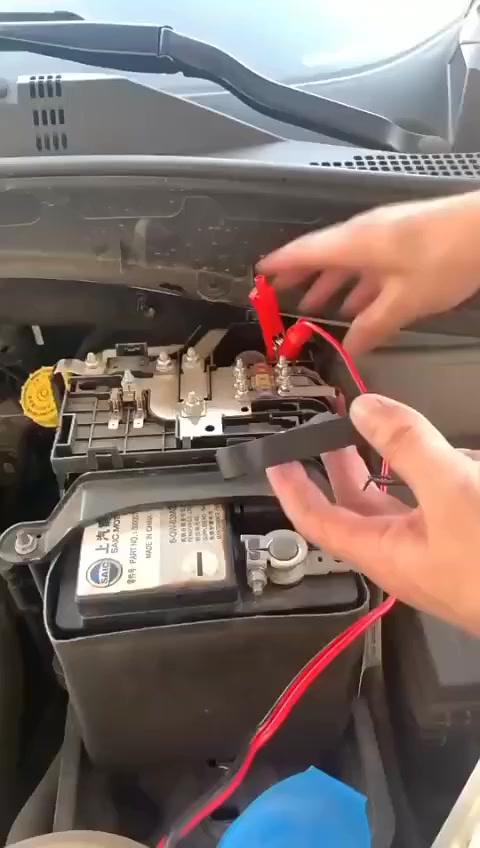 شاحن بطاريات ذكي متعدد الاستخدامات، يتميز بقدرته على إصلاح البطاريات الضعيفة باستخدام تقنية النبض. 
• الجهد الكهربي: يدعم بطاريات 12 فولت (بقدرة 10 أمبير) و 24 فولت (بقدرة 5 أمبير).
• الأنواع المدعومة: يناسب معظم بطاريات الرصاص الحمضية، بما في ذلك بطاريات AGM، GEL، SLA، والبطاريات المبللة.
• نظام شحن ذكي: يعمل بنظام شحن ذكي مكون من 7 مراحل، مما يحمي البطارية من الشحن الزائد ويطيل عمرها.
• شاشة عرض: مزود بشاشة LCD لعرض الجهد، التيار، درجة الحرارة، وحالة الشحن.
• حماية متعددة: يحتوي على ميزات أمان مثل الحماية من انعكاس القطبية، الحماية من الدائرة القصيرة، وحماية من درجات الحرارة العالية.


**إذا كنت صاحب هذا الإعلان وتريد حذفه لأي سبب، رجاءا أرسل رسالة إلى الدعم الفني**