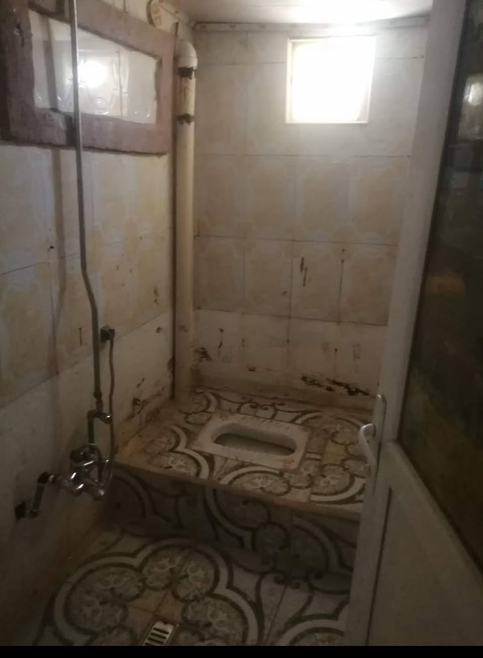 السلام عليكم
شقه للإيجار غرفتين وصالة وسطح جاهزة من كولشي بيها خط مولد تانكي مي ايجارها مع الماء والكهرباء ٢٥٠الف
***********   حي المكرمة شارع الطاقة قرب مركز الوفاء
