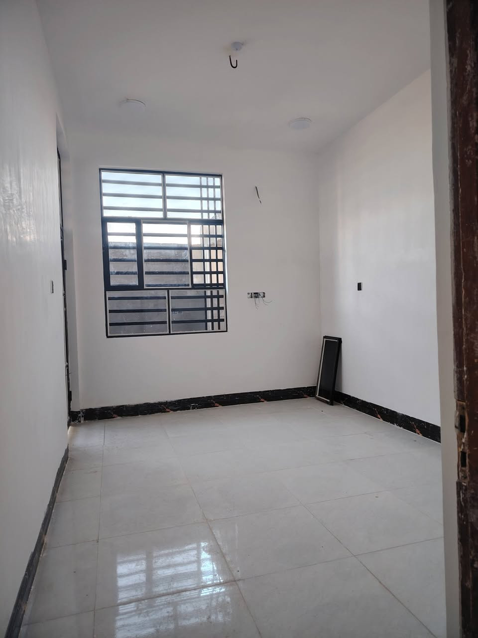 سلام عليكم  بيت البيع      مساحته 100 بناء درجه اوله يتكون من غرفه وصاله وستقبال ومطبخ وحمام داخلي ومكشوفه وساحه زغيره ولبيت كله بورسلين الرضيه وبورك ولمطبخ كله سراميك البيت يبعد عن شارع 200 موقع قريب عن شارع البيت مامسكون ستوه طلع منه البنه جديد قرار 25 بي قرار محكمه  السعر 45 وبي حك الجيه العنوان عباسيه قرب معرض التاج ***********
