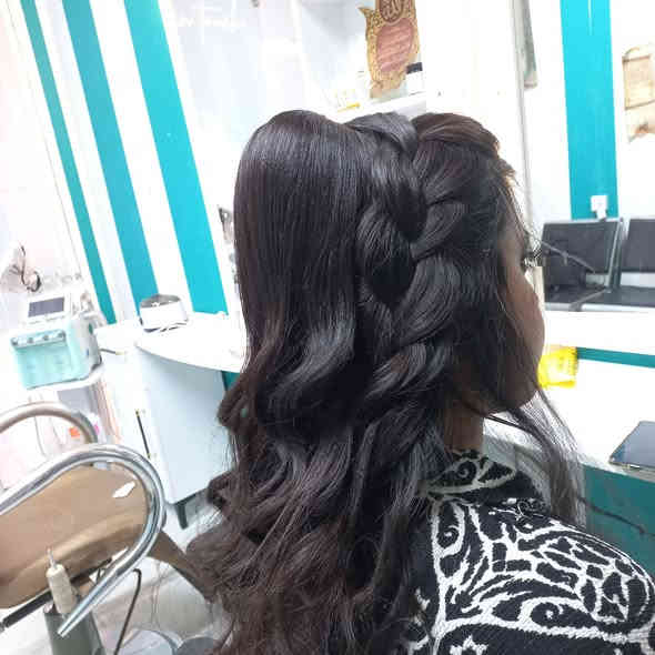 ✨ عروضنا مستمرة وياكم من صالون اللمسة الذهبية 💛
📍 شارع أربعين – القاضية – فرع بيت العطر
داخل صالون اللمسة الذهبية للتجميل.

🌟 عروض العرائس – ليوم واحد فقط!
💄 مكياج + تسريحة + رموش + تنظيف بشرة فقط بـ 200 ألف دينار ✨
عيشي لحظتك بأناقة وتألق لا يُنسى! 👰

💃 عروض المدعوات
مكياج + تسريحة + رموش بـ فقط 40 ألف دينار!
خلي حضورك يترك بصمة 👑

💇‍♀️ عروض الشعر + المعالجة

الشعر القصير: 100 ألف

الشعر المتوسط: 125 ألف

الشعر الطويل: 150 ألف

الشعر الطويل جدًا: بعد المعاينة

🎨 قسم الأصباغ – ميش + صبغ

الشعر القصير: 75 ألف

الشعر المتوسط: 85 ألف

الشعر الطويل: 125 ألف

💆‍♀️ قسم تنظيف البشرة

تنظيف بشرة + حفايفة: 25 ألف فقط ✨

رموش دائمة: 35 ألف

رموش طرفية: 20 ألف

رموش كثيفة: 40 ألف

📞 للحجز والاستفسار :
0781 358 8722 واتساب 
***********
📩 احجزي الآن واستفيدي من عروضنا عبر الزر أدناه أو من خلال الرقم!

💌 أهلاً وسهلاً بيچ بنورچ! صالون اللمسة الذهبية دائماً بانتظارچ لتتألقي بأجمل طلة!
