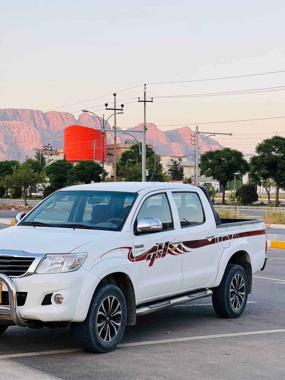 تۆیۆتا هایلۆکس مەرزیە ٢٠١٣ 
سەیارەکە یەک دەستە ١٠٠ هەزار حەقیقی رۆشتووە بتل نییە 
گێر و مەکینە و ئەکسەل بە شەرت سەیارەکە بێ مەسروفە 
بۆیاخ چوار دەرگای رەشە و دەرگای بۆدی بۆیاخە دەحم و لێدرانی نییە کەمەک تەحدیلی هەیە لە چەمەلاخی دواوە سەنەوی لە ٢٠١٥ بەسەرچوە بەناو کردن بە شەرت 
ژ.م*********** خاوەنی رانية, السليمانية
