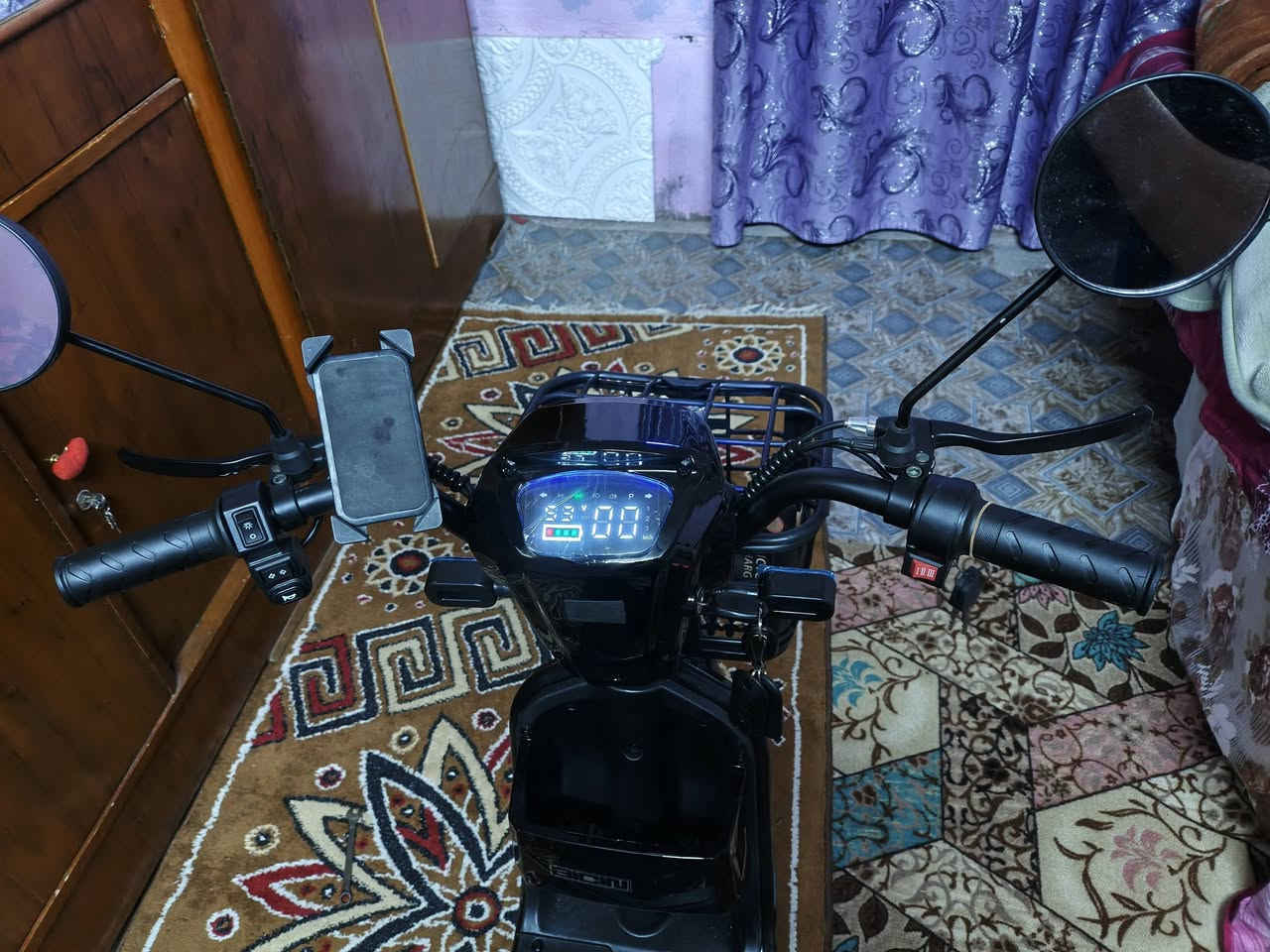 السلام عليكم عندي دراجه شحن للبيع الدراجه مكفوله برغي مفتوح بيها واليوم طلعتها من الوكيل واريد ابيعها الشرايد تفضل خاص سعر مناسب جدن *********** وهذا رقمي اتصال
