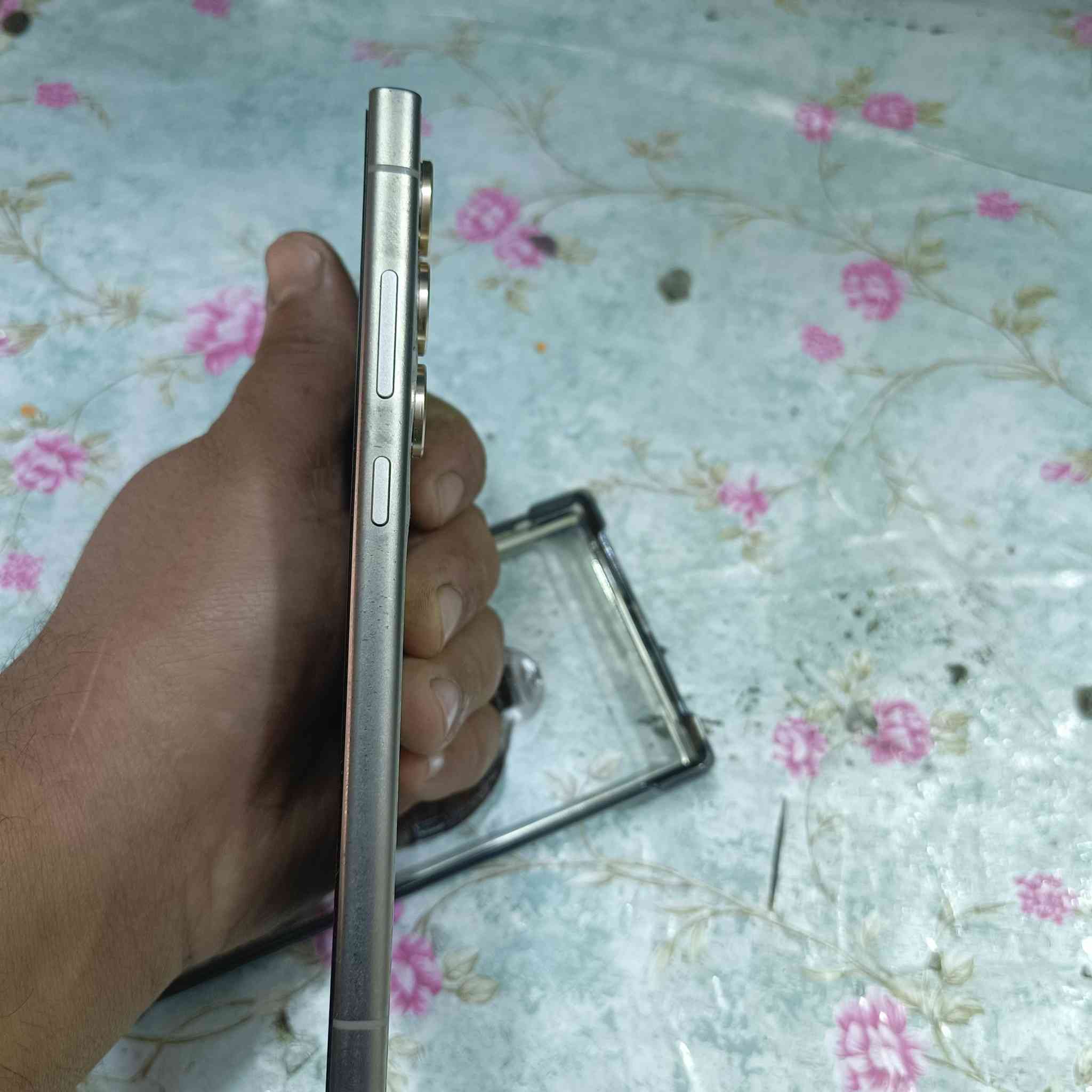 سلام عليكم جهاز24S الترا جهاز نضيف بس الاطار بي زلوغ من كفر ويا شاحنته وكارتونه سعر 900 الشراي يتصل مكلف بنشر ***********
