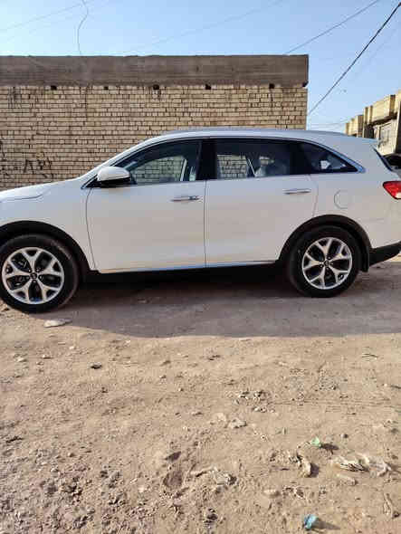 السلام عليكم من رخصة صاحب الكروب المحترم عندي سورينتو 2015 خليجية شكل 16 بيضاء اللون ٧راكب ٣قطع تبريد وشاشة كبيرة وبصمة أبواب وترحيب بالدوسة والمري شفط ولد نهاري ليلي ومقاعد جلد لون قرميدي محرك 6سلندر كير ومكينة مكفولات بيه بس جاملغ خلفي مصبوغ وبيه كصة البنيد صبغ والباقي مكفول السعر 205 ورقة وبيه مجال بسيط رقم بغداد بسمي للاتصال *********** سيد سعد
