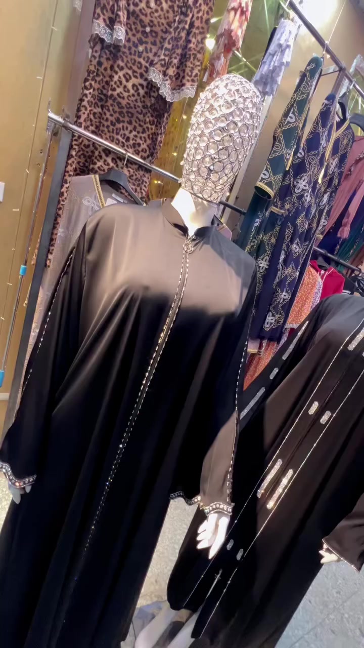 من الرغد للعبايات 🌟
مو كل عباية تشبه الثانية، بس عبايات الرغد إلها طابع خاص…
تفاصيل راقية، قَصّات ناعمة، وألوان تواكب الموضة بكل حشمة وأناقة.
تعالي شوفـي الجديد عندنا بـ بغداد،كويريش، شارع 20
📞 ***********
الرغد… ذوقچ يبتدي من هنا 💫 متواجدين ع الخاص كذالك
