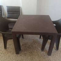 ميز طعام عدد ٢ الابيض وياه ثلاث كراسي  والأسود وياه كرسين  مع كراسي ان...