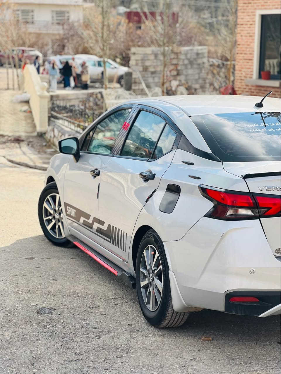 نیسان ڤێرسا 2020 مواسەفات رادارە بەسمەیە فوڵە بەس سلایت نیە بێ بۆیاغ دوو پارجەی بجوکی هەیە فوڵ فوڵ کەمالیاتە لیدی جاوەکە لیدی 22 پارجە  5 وەرەقە غرامەی لەسەرە دەگەریتۆ 50000 melis ڕۆیشتوە شتەکی جوان مالی دۆستە 
ژ.م
***********
*********** شقلاوة, أربيل
