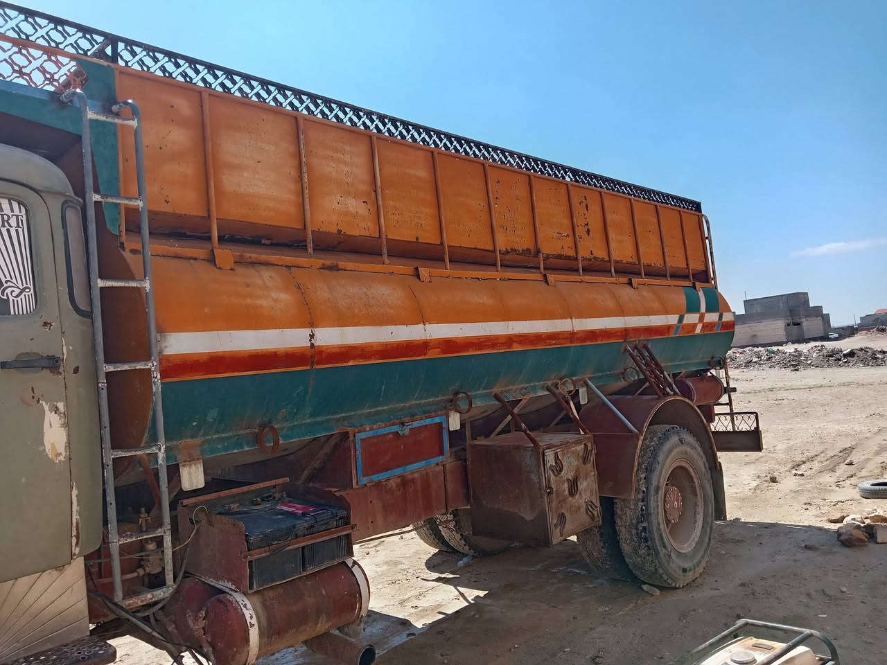 سلام عليكم ورحمة الله وبركاتة
للبيع تانكي قجم جديد قواطع جدد كاعيه جديده ياخذ 60ابرميل العنوان الانبار القائم ***********
