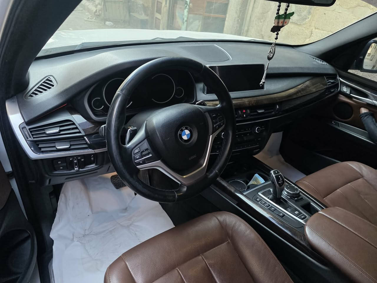 ‏BMW X5 .. XDrive 35i
كرت2015
ماشية 130000 كم 
 خاليه برا جوا
أوتوماتيك - لطاش خلف المقود - شاشة عدادات أمام السائق - شاشة وسطية كبيرة الحجم تعمل باللمس مع وحدة تحكم بالشاشة مع كاميرا خلفية - مقاعد كهربائية - ذواكر للمقاعد - فتحة سقف بانورامية - صندوق خلفي كهربائي شفط - بصمات خارجية وداخلية - تحكم مقود - تثبيت سرعة - مكيف ديجيتال أمامي منفصل للجهتين - مكيف ديجيتال خلفي منفصل للجهتين - أنظمة قيادة متعددة رياضية ومريحة - نظام المساعدة على نزول المنحدرات - مرايا كهربائية مع طي كهربائي - 6 CD - بلوتوث - AUX - USB - تلفون - أضواء زينون LED عالية الدقة - حساسات أمامية وخلفية - نظام إيقاف وتشغيل المحرك تلقائياً عند التوقف لفترات قصيرة لتوفير الوقود - تراكشن كونترول - برادي خلفية - فرامل يد إلكترونية - نظام VDS للتحكم الديناميكي - نظام ABS للعجلات الأربعة - نظام ETC لتوزيع قوة الكبح الكترونيا - نظام غسل الأضواء الأمامية - والعديد من أنظمة الأمان والمميزات
نقطه عمياء
لون ابيض لولي
محرك 6 سلندر 
3000 cc


**إذا كنت صاحب هذا الإعلان وتريد حذفه لأي سبب، رجاءا أرسل رسالة إلى الدعم الفني**