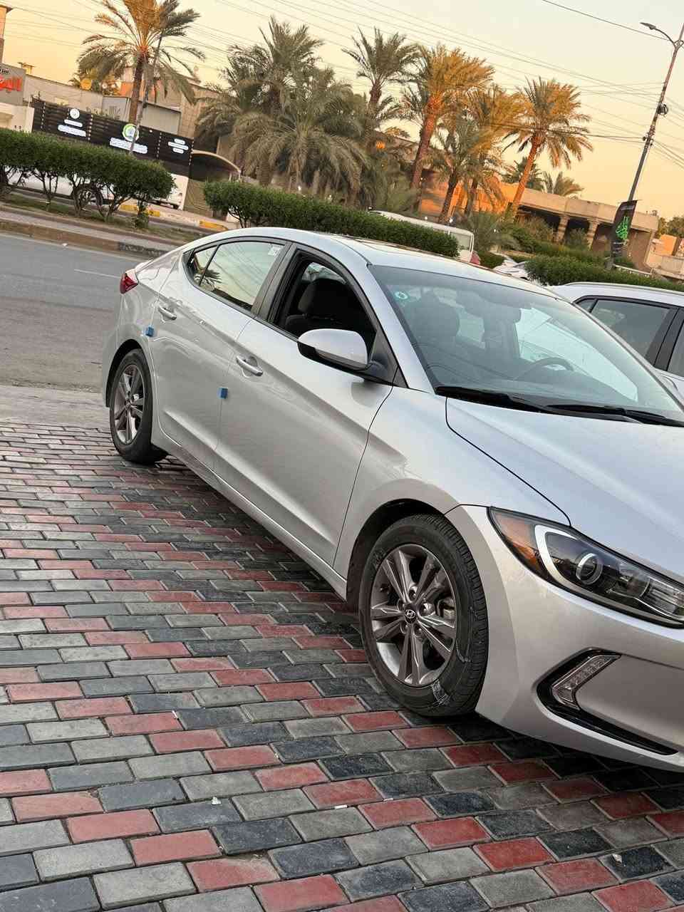 السلام عليكم 
النترا 2018 محرك 2000 دوش كير ATبلاد 
السياره فول الأخير 
بصمه 
فتحه 
بصمه أبواب 
باتري جديد صار أسبوع من شاده 
محرك خير من الله تبريد ثلج 🧊 تدفئه 
السياره مدوشمه بل كامل 
رقم بغداد الجديد تحويل مباشر السياره جاهزه من كلشي ربع متصرف عليها مال جناي حادث خلفي موضح بل صوره 
ماشيه 95mi
العنوان بغداد الشعب 
السعر 130 
رقم تلفون 
***********
