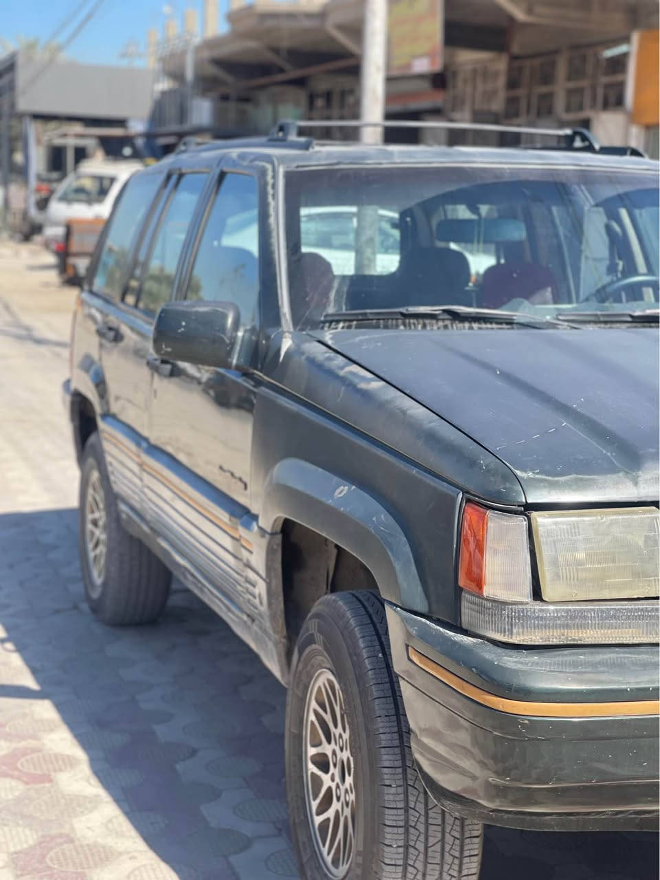 جيب كراند شيروكي
موديل 1994 رقم بغداد 
محورة مكينه 2.5 خير من لله
جاهزة من كهربائيات وكيجات 
تبريد سبلت ثلج 
عليها اضافات سلة وبلوجكترات امامية 
السعر 43 وبيها مجال بسيط 
***********
مكان السيارة بابل المسيب بغداد, العراق
