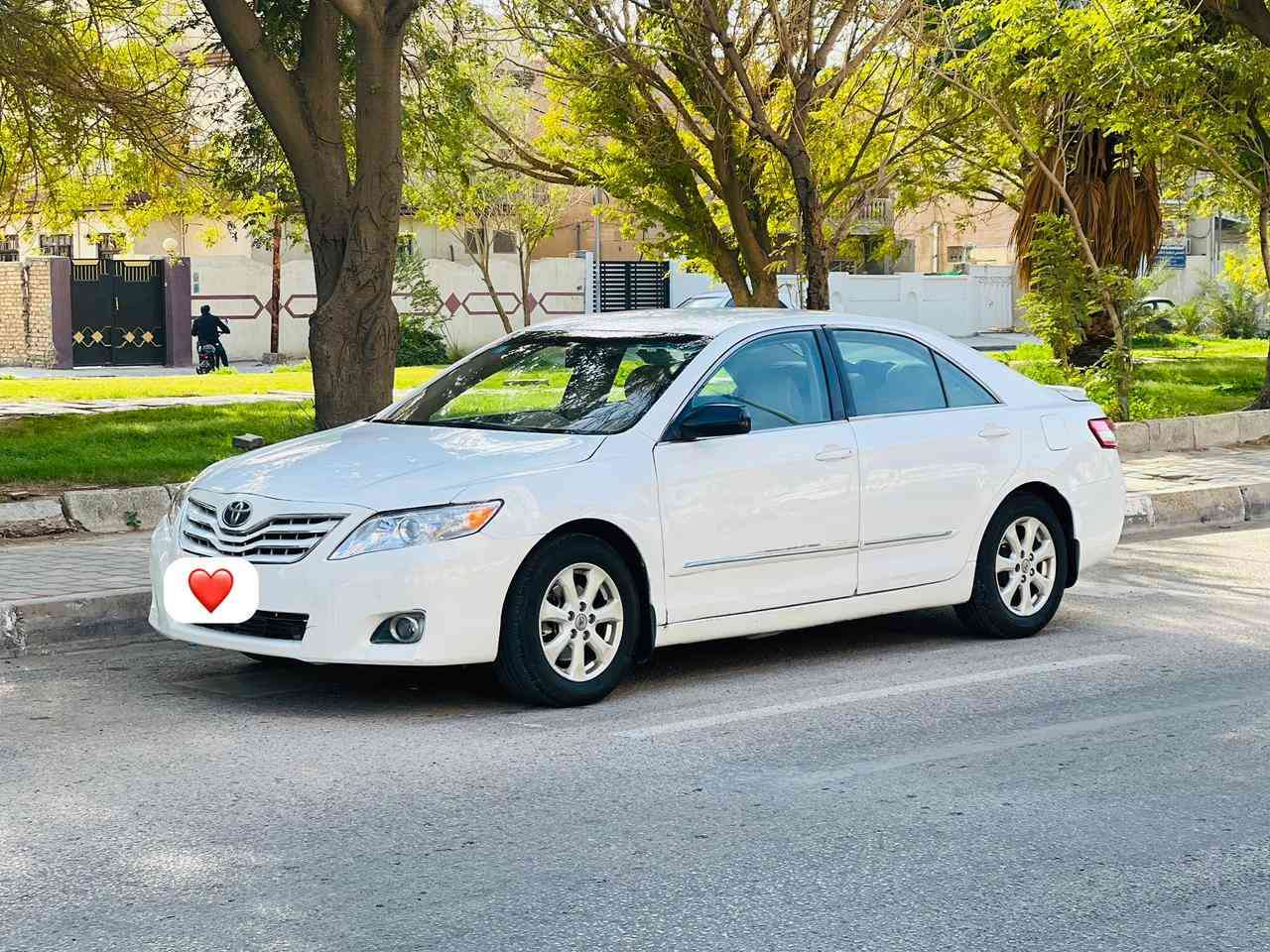 تيوته كامري مديل 2007 سعر 85 قابل للتفاوض الاستفسار اتصل ***********  مكفوله من ضربه بيها صبغ مكانات اثر تشليع بدون ضربه بدون تبديل مواصفات شاشه كبيره كامره خلفيه تحكم ستيرن داخل بيجي حساسات امامي وخلفي مكينه اربعه سلندر 2400 مكينه وكير مكفولات حداديه جديده تخم تاير تبريد تدفئه شغال رقم كربلاء مشروع وطني سنويه ل 29 مكان سياره كربلاء
