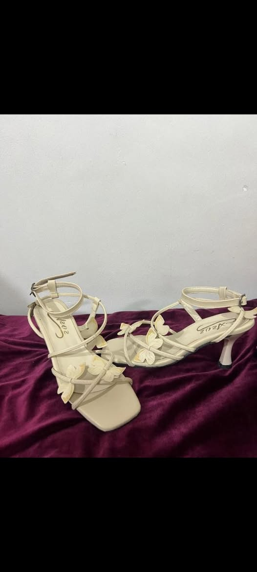 حداء فراشات لون بيجي نازك كلش بلبس قياس38سعر فقط 10


**إذا كنت صاحب هذا الإعلان وتريد حذفه لأي سبب، رجاءا أرسل رسالة إلى الدعم الفني**