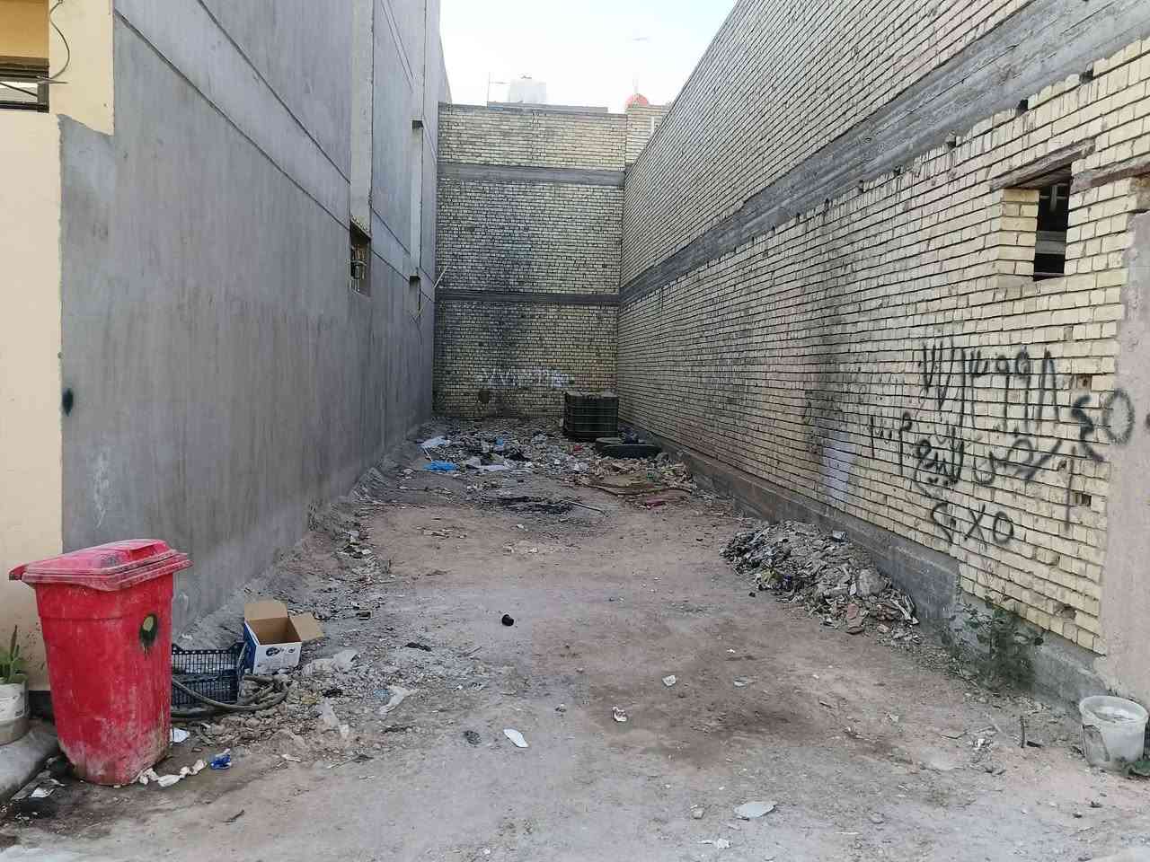 للبيع قطعة 100متر 
5x20 موقع البلديات حي الامير قرب الصحفيين موقعها اول مربع بالبداية طابو زراعي سند 25 كامل خدمات تبليط مي مجاري كهرباء جاهزة المنطقة الإتصال على الرقم ***********
