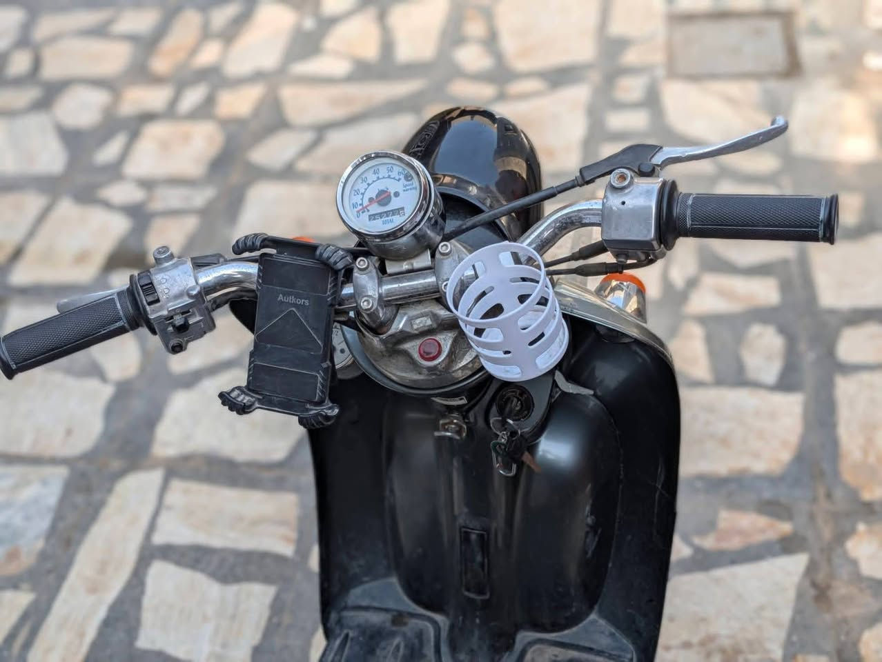 سلام عليكم دراجة مصرية كلاسك
شغالة وكاملة مانقص شي السعر250وبية مجال الرقم ***********
