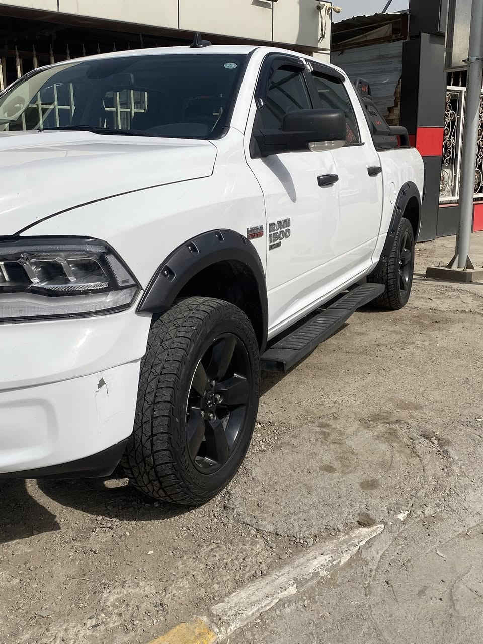 السلام وعليكم رام 2022 
مواصفات كلاسك 
عليه منضومه غاز ١٠٠ لتر و٨ سلندر 
بيه قطعتين صبغ جاملغ وبنيد بدون دواخل 
تعديل بكركوك معلايه ٣ انج وماسدات وبكلايات ودرع 
عليه تخم تاير جبلي وعليه لدات اماميه خلفيه الوان وبرنامجهن هم السعر ٢٢٠ وبيه مجال بسيط للاستفسار واتساب او خط ***********
