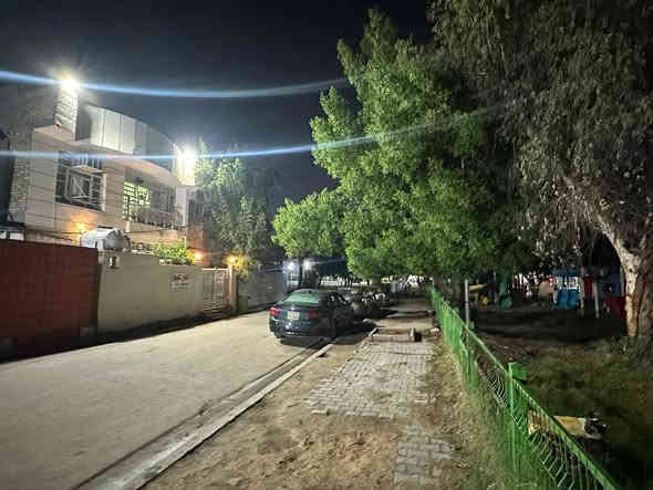 السلام عليكم
———————-
دار للبيع مساحه ١٦٠ متر العنوان الشعلة الرحمانية قرب معمل الثلج يحتوي الدار على ٦ غرف نوم كبيره ومطبخ + ستقبال +صالات عدد٢ + حمامات  عدد ٤  +مناور عدد٢       . علماً ان البيت يوجد فيه كتاب المبادرة   ولمعرفة السعر يرجى الاتصال برقم الآتي  ***********
