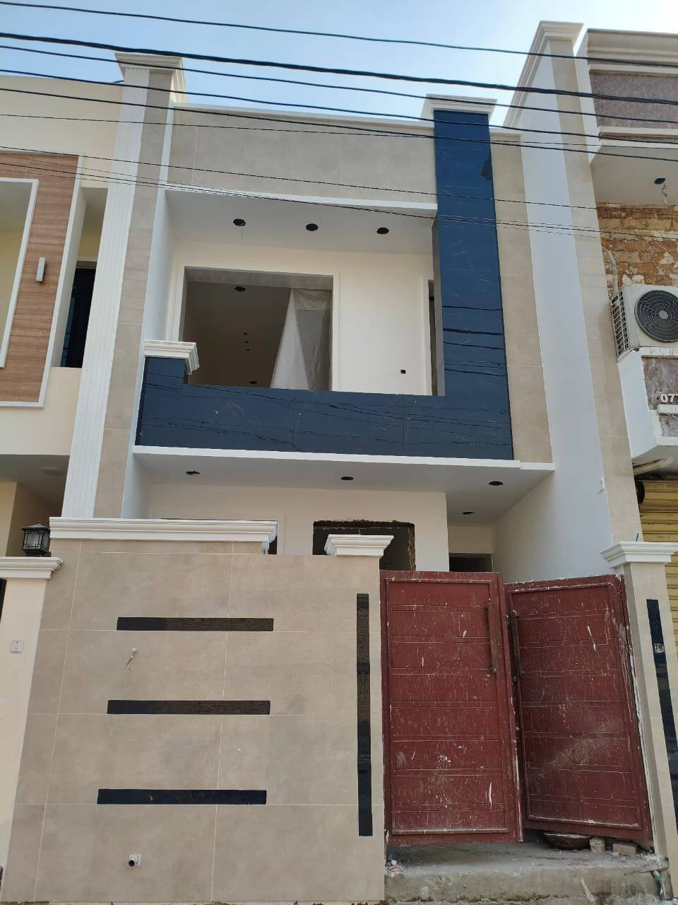 بيت على شارع تجاري للبيع مساحة ١٠٠ متر واجهة ٥ متر العنوان اراضي بيت بنيه الشارع الرئيسي قرب بلوك ١٥ البيت طابقين بعد شهر يكمل البيت من الاعمال والتشطيب النهائي البيت بيبان قاصه شبابيك المنيوم شغل درجة اولى نظام تركي vip طابو ملك صرف زراعي سند ٢٥ كاع بيت بنيه
لباقي التفاصيل والسعر التواصل على الارقام التالية *********** *********** وتساب ابو عباس للعقار
