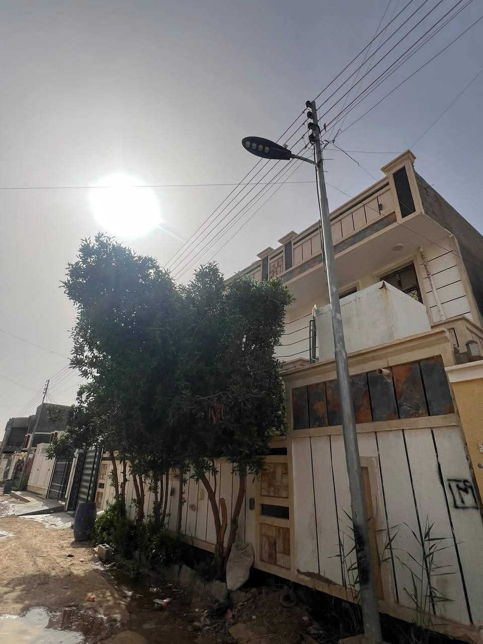 للبيع فقط بيت طابقين 📍5كيلو قرب مجاور مجمع عمر الراوي قرب البوابة ٣٠٠متر شارع ١٠
من 
كراج + حديقة + منور او ممشى 
صحيات وحمام خارجية 
مطبخ حار وبارد 
استقبال ٩ متر 
صالة ضيوف ١٤ متر 
غرف نوم ٢
صحيات وحمام داخلي معزول 
الطابق الثاني 
غرف نوم٣ 
صالة ضيوف ٨ متر 
صحيات وحمام معزول 
منطقة مميزة كامله خدمات مدارس وجامع واسواق 
السعر ١٦٠ وقابل للتفاوض
مكتب كريم العبيدي 
***********
