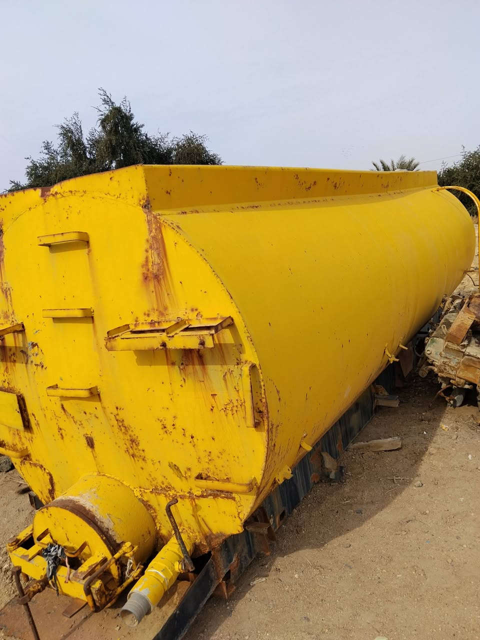 مقطورة سعت 10000لتر للبيع نضيفه جدا المكان الشوملي ***********السعر خاص
