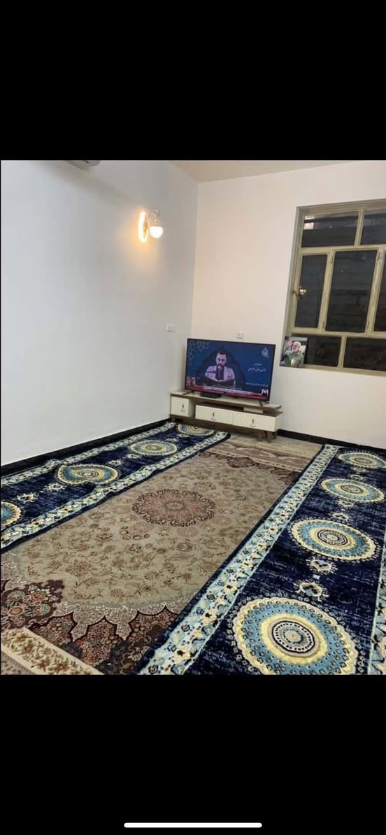 السلام عليكم 120متر للبيع طابو في الكفاءات قرب المدارس الجدد والشارع العام يتكون من 6غرف نوم و حمامات 3و استقبال و مطبخ حار وبارد ومنور و بيتونه كبيره سطحين وتواليت خارجيه كبيره حمام للاستفسار ***********
