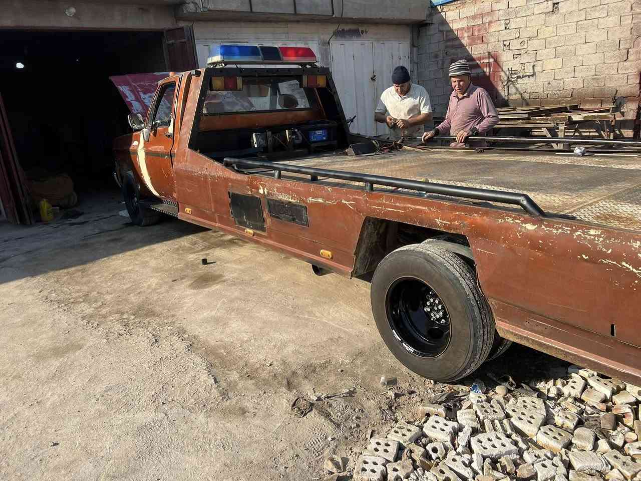 سلام عليكم كرين سطحى موديل 82 بسمي سنويه جديده مسجل بسنويه كرين انقاذ
مكينه 8. 350 كير جديد كاردن جديد بريك وبوربنات جدد سياره جاهزة وصارف عليها وبلعافيه على ياخذها سعر 38$وبيها مجال  مكاني بغداد قرب بسماية ***********
