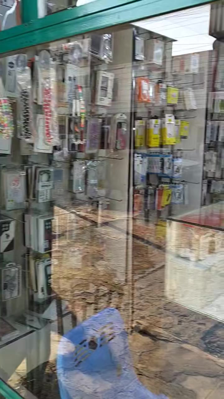 محل موبايلات للبيع
محل اكسسوارات  موديلات كلها حديثه جميع الايتيمات مع شاحنات وكيبلات وسماعات جميع الايتيمات مع ديكور نضيف جدا وميز عرض عدد 3 مع رفوف mdf وورشه صيانه احترافيه متكامله ما عدى الهيد كان 
رقم المحل ***********
