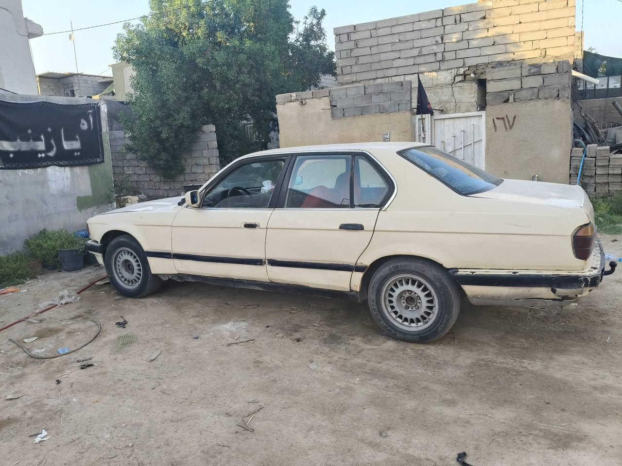 بي ام 735
محور گير ومكينة بطة خير من الله مكينتها بس دهن وبانزين
ب22 وبيها مجال بسيط  
المكان كربلاء مركز المدينة 
***********
مامتواجد على الفيس بوك
