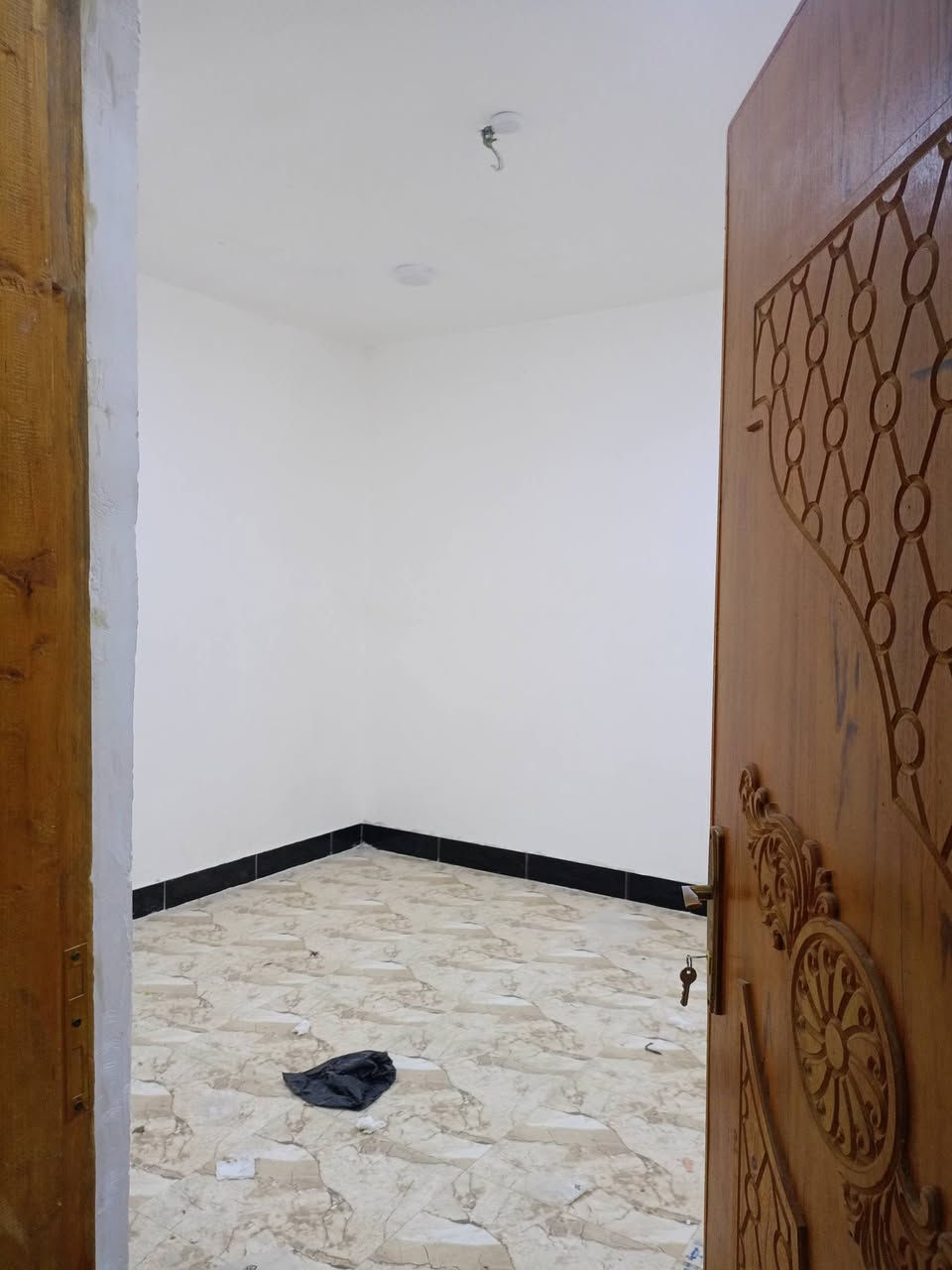 يا الله بيت زراعي للبيع مساحة 120متر 
كافة الخدمات غرفتين وديوانية وصحيات 
ومطبخ وصالة ومنور وحمام داخلي ناحية 
سديناوية 30متر عن التبليط قرب صيدلية
 النخيل السعر مناسب جداً ***********
