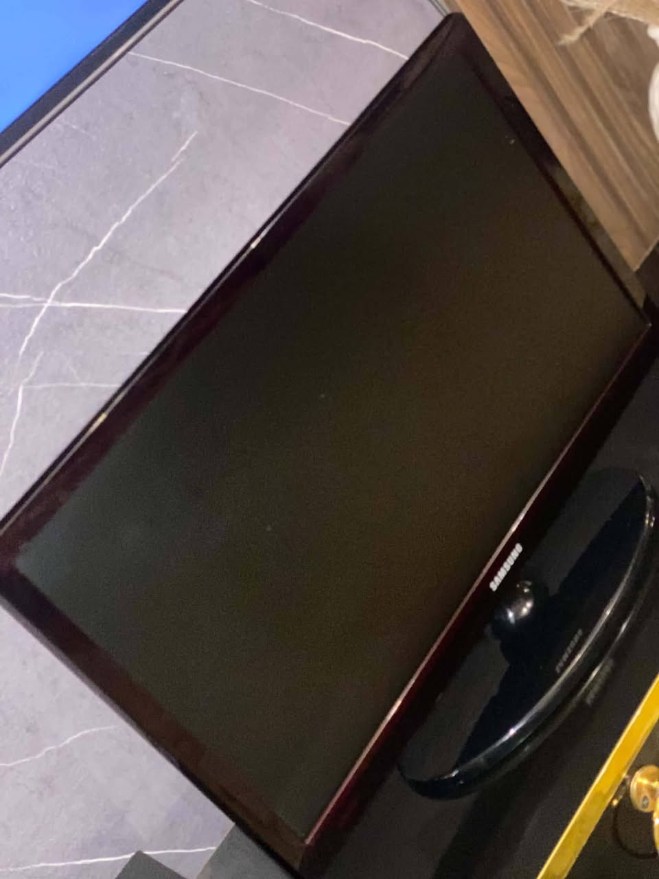 تلفزيون سامسونج (Model: UE22ES5000W) هو شاشة LED بمقاس 22 بوصة تجمع بين التصميم النحيف والدقة العالية.إليك التفاصيل التقنية والتشغيلية الكاملة المنظمة بوضوح لسهولة القراءة:📺 الشاشة والصورةالدقة المتاحة: Full HD 1080p (كثافة بكسلات تبلغ 1920 × 1080).تقنية لوحة العرض: إضاءة خلفية من نوع LED الموفرة للطاقة والملونة.محرك تحسين الألوان: يضم تقنية Wide Color Enhancer Plus لتوسيع نطاق الألوان وإظهار التفاصيل بدقة أعلى.الفلتر البصري: يحتوي على فلتر ضوضاء رقمي (Digital Noise Filter) لتنقية البث وتقليل التشويش البصري.🔌 المنافذ والتوصيل (التوصيلات الخلفية)منفذ HDMI (عدد 1): لتوصيل أجهزة استقبال القنوات (الرسيفر HD)، أجهزة الألعاب مثل البلايستيشن، أو أجهزة الكمبيوتر.منفذ USB (عدد 1): مزود بميزة ConnectShare Movie لعرض الصور والموسيقى والأفلام مباشرة من الفلاشة.مدخل صوت وصورة تقليدي: يشتمل على منافذ (Component/Composite) للأجهزة القديمة.مدخل الكمبيوتر: منفذ VGA (HD-15) لتشغيل التلفزيون كشاشة كمبيوتر مكتبية.مخرج سماعة الأذن: منفذ لربط السماعات السلكية الخارجية.🔊 النظام الصوتيالسماعات المدمجة: قطعتان من السماعات الداخلية بقوة إجمالية تبلغ 6 واط.تأثيرات الصوت المحيطي: يدعم أنظمة متطورة مثل Dolby Digital Plus وتقنية الصوت المسرحي SRS TheaterSound.⚡ استهلاك الطاقة الكهربائيةالجهد والتردد التشغيلي: يعمل بتيار متردد يتراوح من 220 إلى 240 فولت (بتردد 50/60 هرتز).معدل الاستهلاك الاعتيادي: موفر جداً حيث يستهلك 22.4 واط فقط أثناء التشغيل العادي.الاستهلاك الأقصى: 35 واط عند أعلى مستويات الإضاءة.مستشعر التوفير (Eco Sensor): ميزه ذكية تقوم بخفض السطوع تلقائياً بناءً على إضاءة الغرفة المحيطة.
سعر 80الف.  عنواني بغداد شيخ عمر ***********
