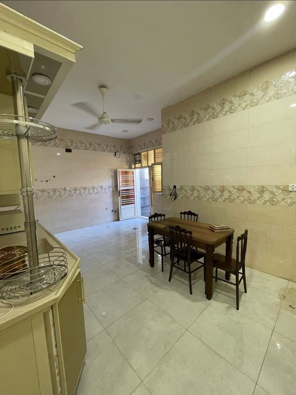🏡 شقه ارضيه حديث للإيجار معزوله عزل تام 

🔹 يحتوي على:

✅ غرفتين نوم

✅ صالة

✅ مطبخ مشترك

✅ مناور2

✅ طرمة

✅  (طبكة سيارة)

📍 الموقع: الأعظمية – قرب المحكمه 

💰 الإيجار: 700الف دينار قفل 

📞 للاستفسار:***********📞📞

🏢 مكتب المستقبل للاستثمارات العقارية

📍 بغداد – الأعظمية – شارع الضباط – خلف جامع العساف.
