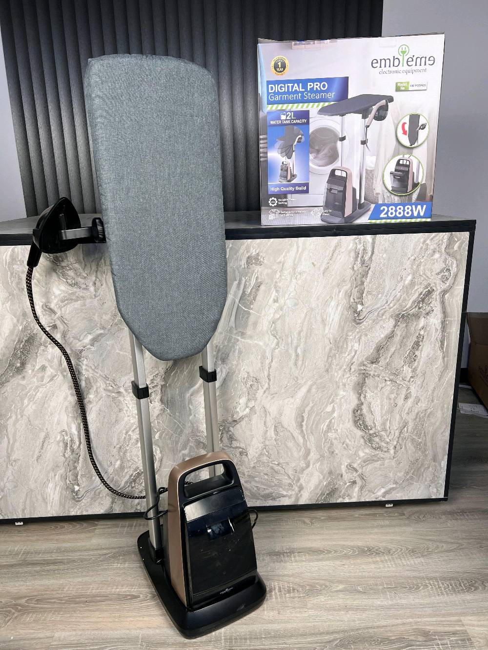 ابداع امبليوم مستمر بكل جديد ✨✅
✨ مكوى بخار صناعي منزلي من امبليوم ✨
إذا تريد نتيجة كي مثالية بدون تعب وبأعلى مستوى من الاحتراف… هذا هو الحل 🔥
🔹 قدرة عالية 2888 واط ⚡
تسخين سريع وأداء قوي يختصر وقتك
🔹 بخار قابل للتحكم 💨
تقدر تتحكم بدرجة البخار حسب نوع القماش بكل سهولة
🔹 مناسب لجميع الأقمشة 👕👗
من الملابس الخفيفة إلى الثقيلة بدون أي ضرر
🔹 تصميم عملي مع قاعدة ثابتة 🧱
راحة أكثر أثناء الاستخدام + تخزين مرتب
🔹 سهل التنظيف والاستخدام 🧼
ما يحتاج تعقيد… تشغيل سريع ونتيجة فورية