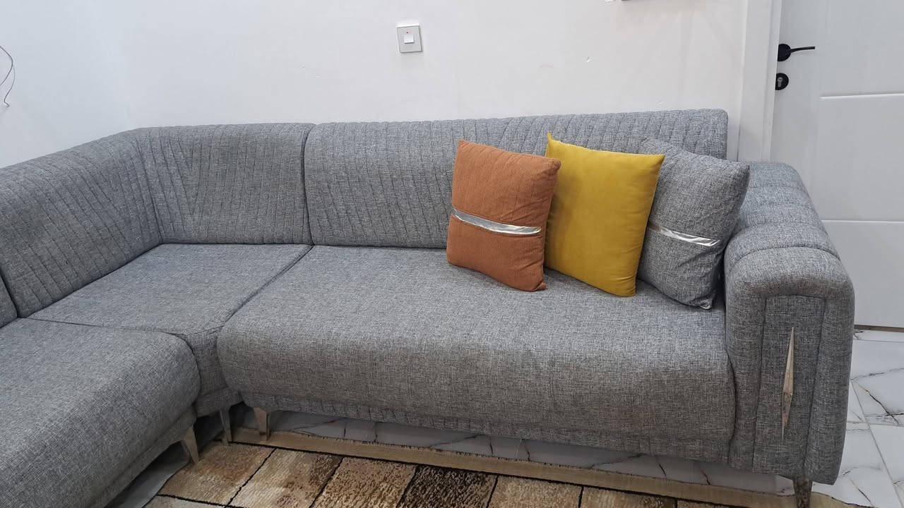 للبيع حرف L
10 نفرات
نظيف كلش ومرتب وقماشه عملي ومريح 
السعر 300 الف وبيه مجال
للتواصل ***********
