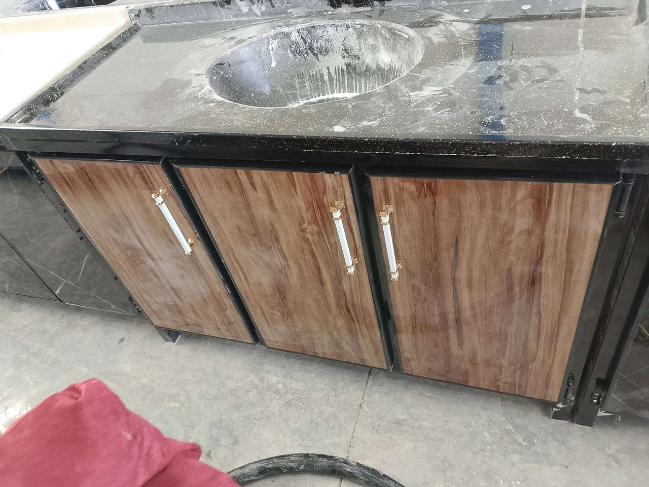 متوفر سنكات جديده مرمر متره ونص ومتره واتلاثين ويرهم مراوس القديم مع الفرق العنوان واسط قضاء الصويره شارع العام قرب محطة ام وليد السايد الرايح البغداد للتواصل ***********/مجمع الشمال
